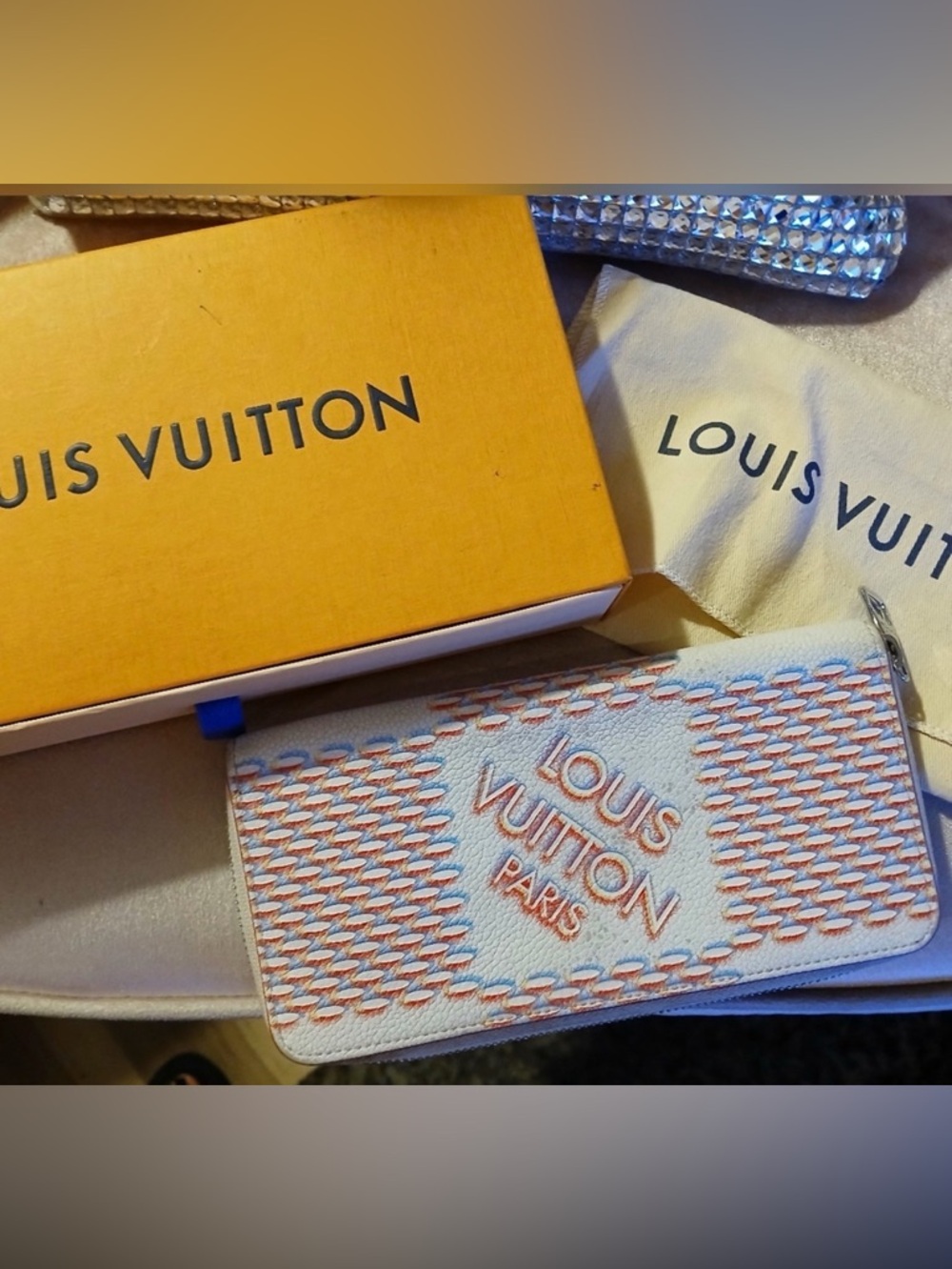 LV Zippy Wallet in Damier Spray Blanc with COA